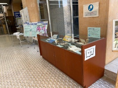 ロビーでのガラスショーケース展示（写真画像）