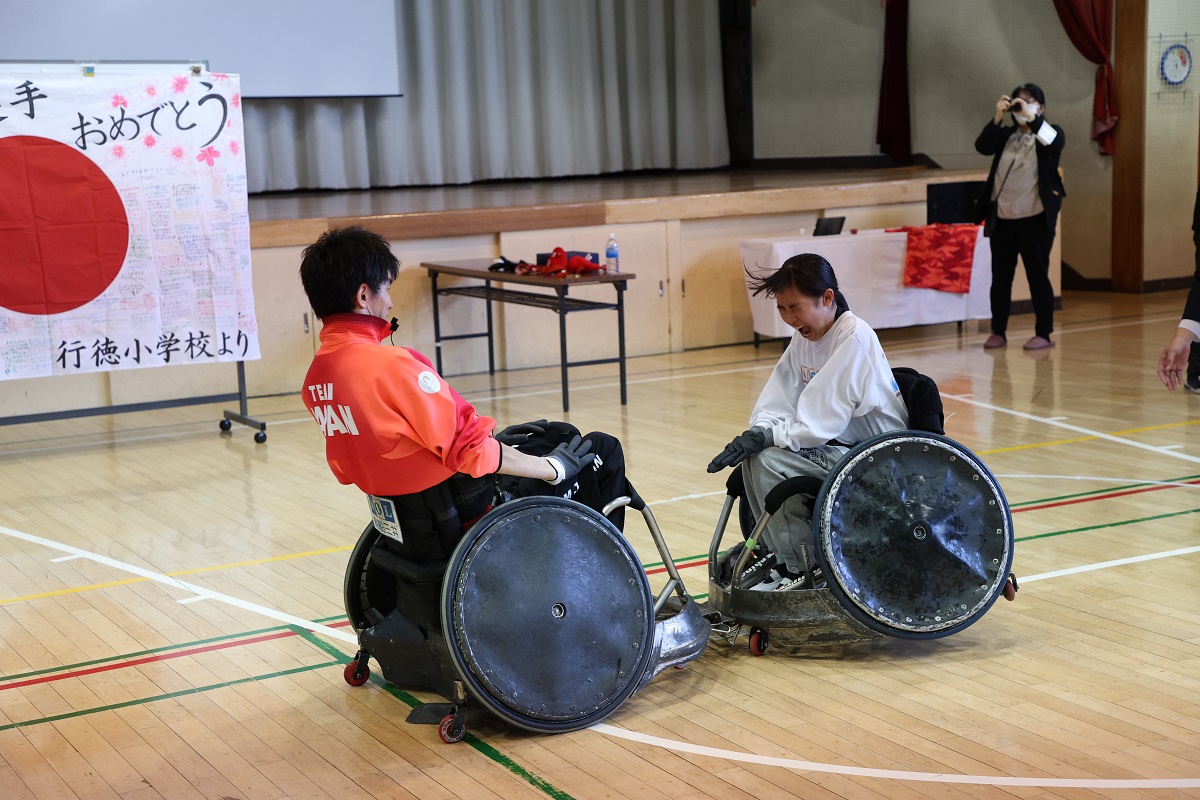 写真：選手のタックルを受ける児童