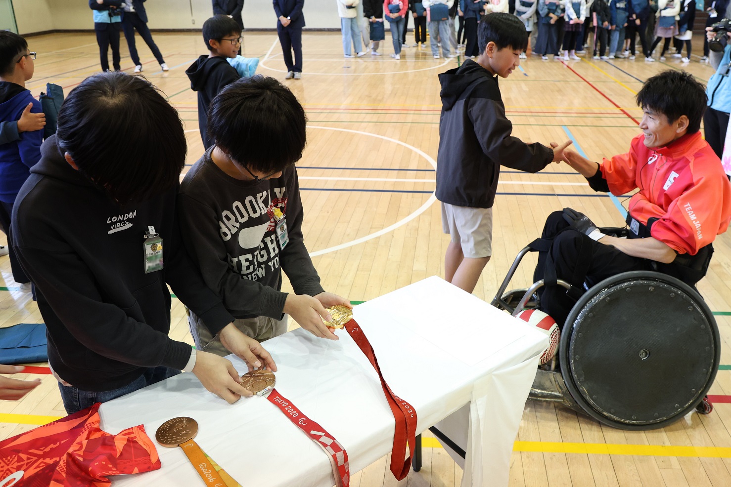 写真：本物のメダルに触れる体験