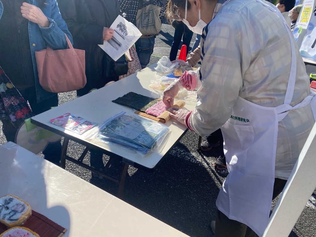 写真：太巻き祭り寿司の実演の様子