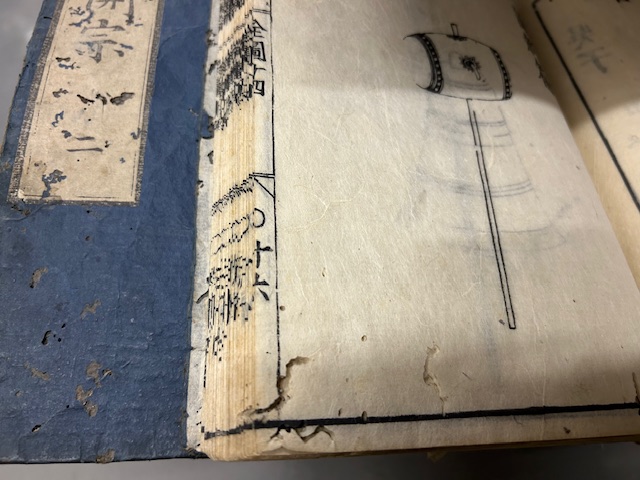 虫に食べられた江戸時代の和書（写真画像）