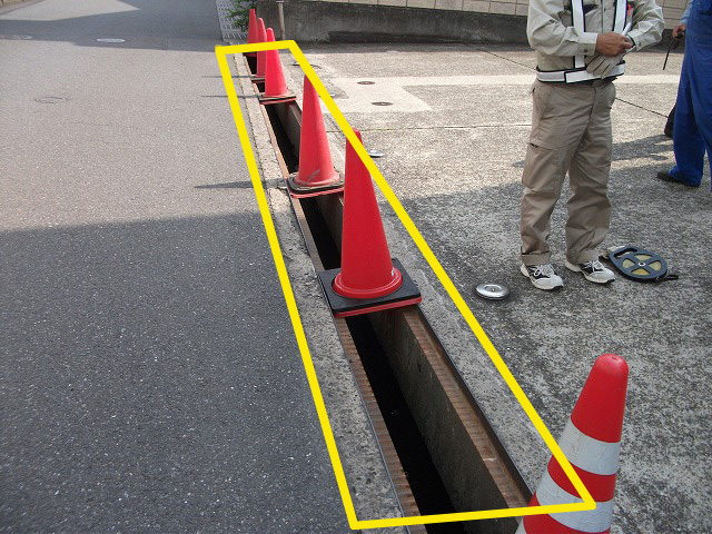 ［鋼製の側溝蓋を盗難された状況］の画像