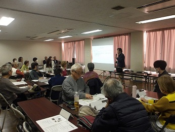 写真:懇談会で講義を聴いている様子