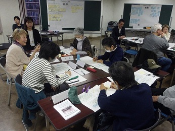 写真:懇談会で意見を出し合っている様子