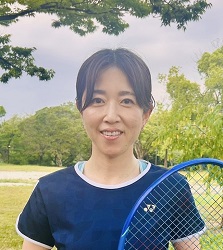 写真:テニスの講師を務める山本 麻友美さん
