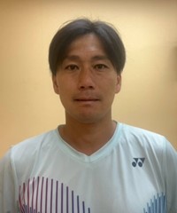 写真:テニスの講師を務める田口 亮太さん