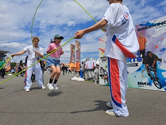 写真:ダブルダッチ体験のイメージ図です。2本の縄を使う縄跳びとしてお楽しみいただけます