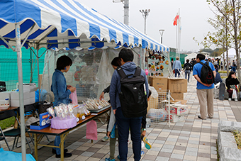 写真:売店で賑わう様子
