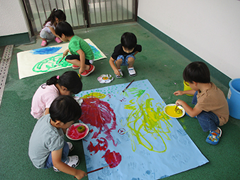 2階テラスで絵の具遊びの様子の画像