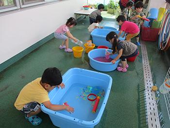 2階ベランダで水遊びの様子の画像