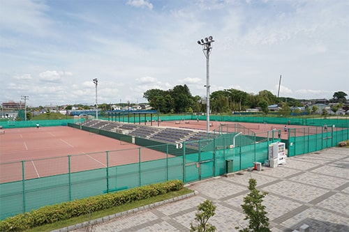 12面もの全天候型テニスコートが設置されていますの画像1