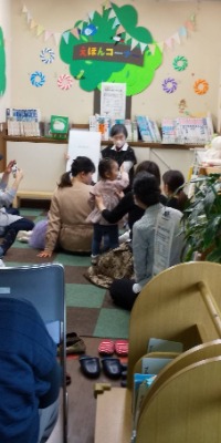 写真：えほんコーナーでの読み聞かせ