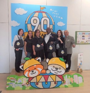 写真：90周年記念顔出しパネル記念撮影