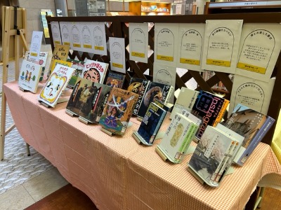 写真：店主の本棚全景2