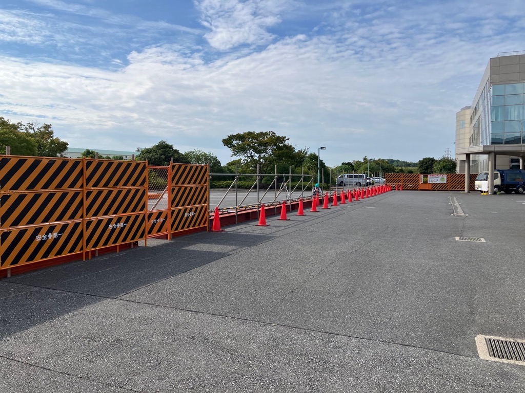 【建設工事】仮囲い（２回目）作業中（正面玄関側）