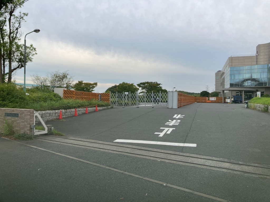 【建設工事】仮囲い（２回目）作業後（正面玄関側） 