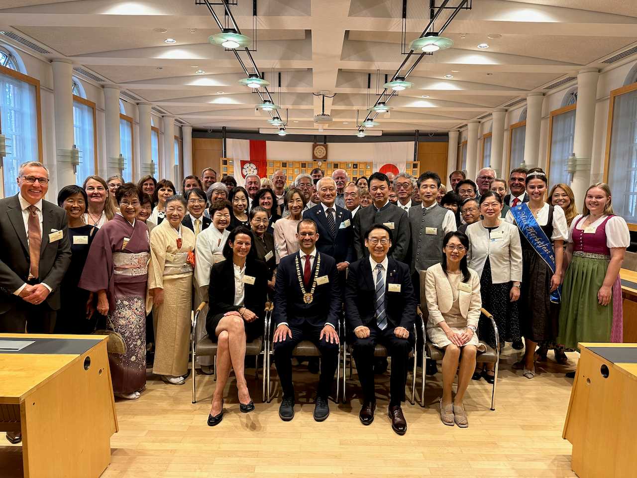 歓迎式典時の集合写真の画像