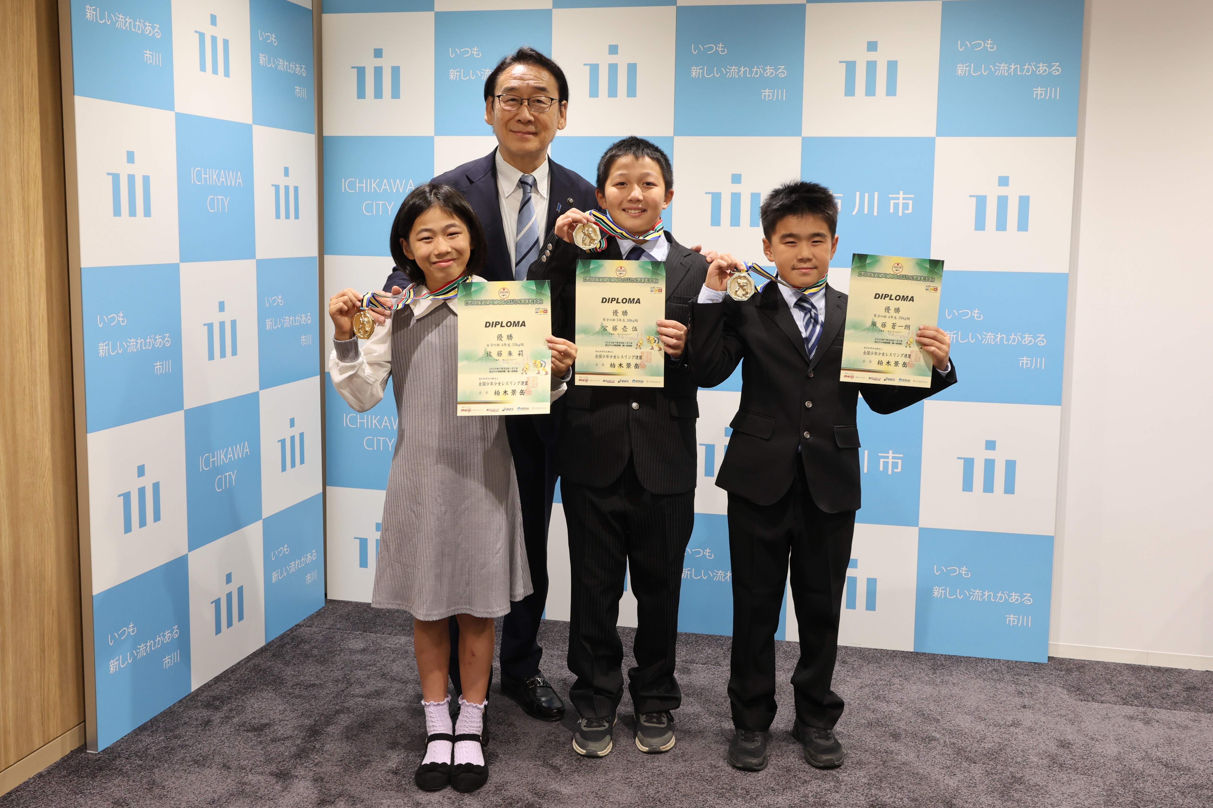 写真：田中市長と市川コシティクラブの3選手