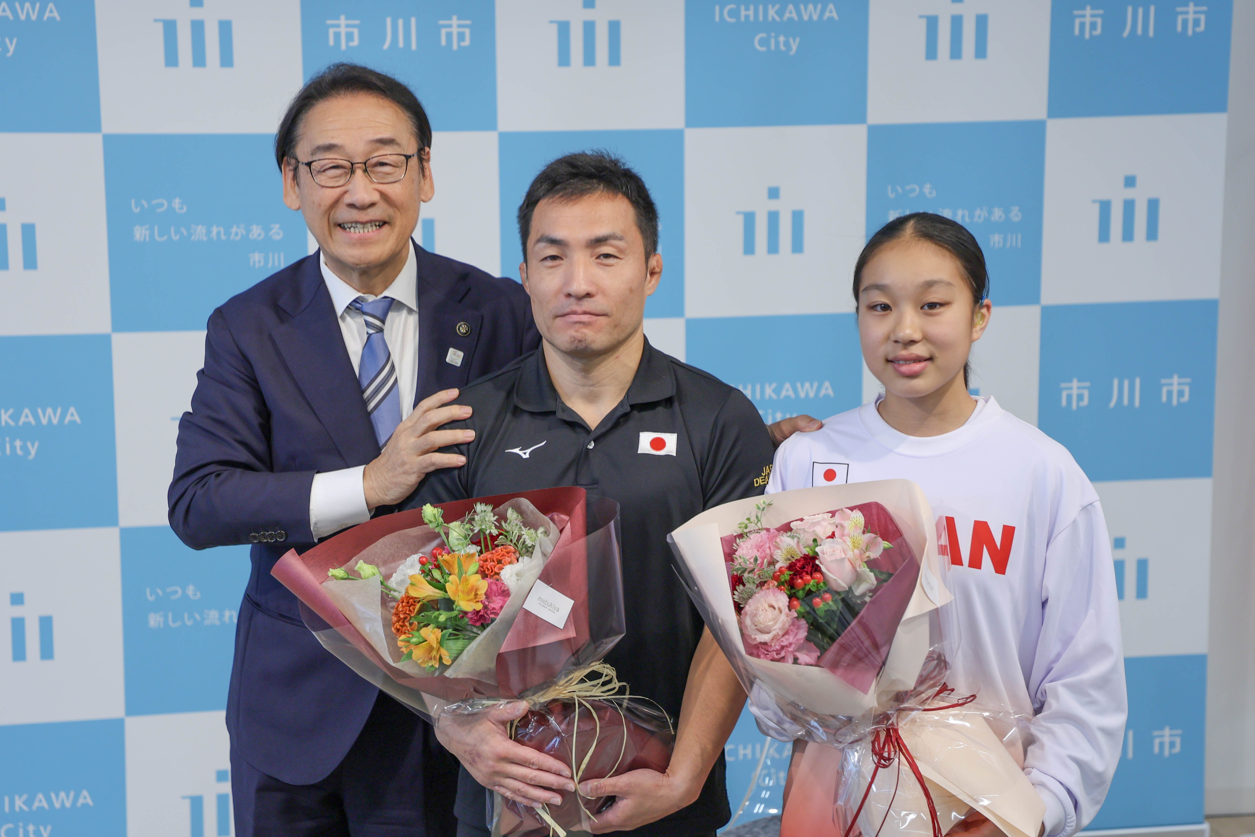 写真:田中市長と吉良選手、榎本選手