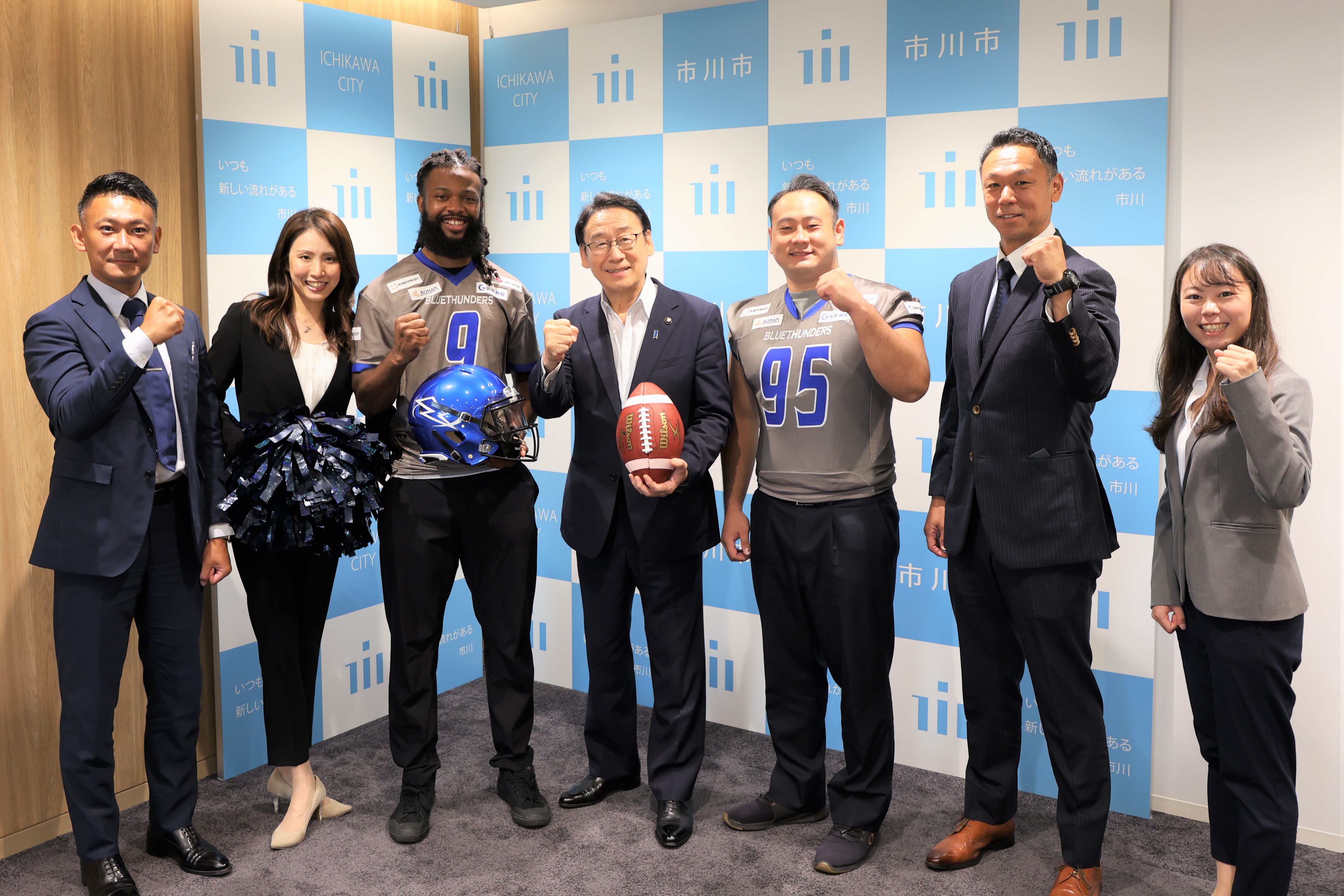 写真:田中市長とブルーサンダースの皆さん