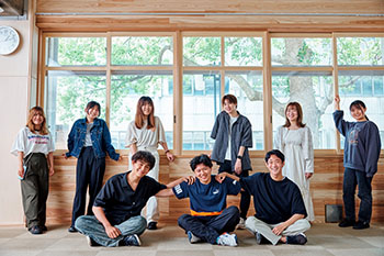 学生環境団体SONEのみなさんの集合写真