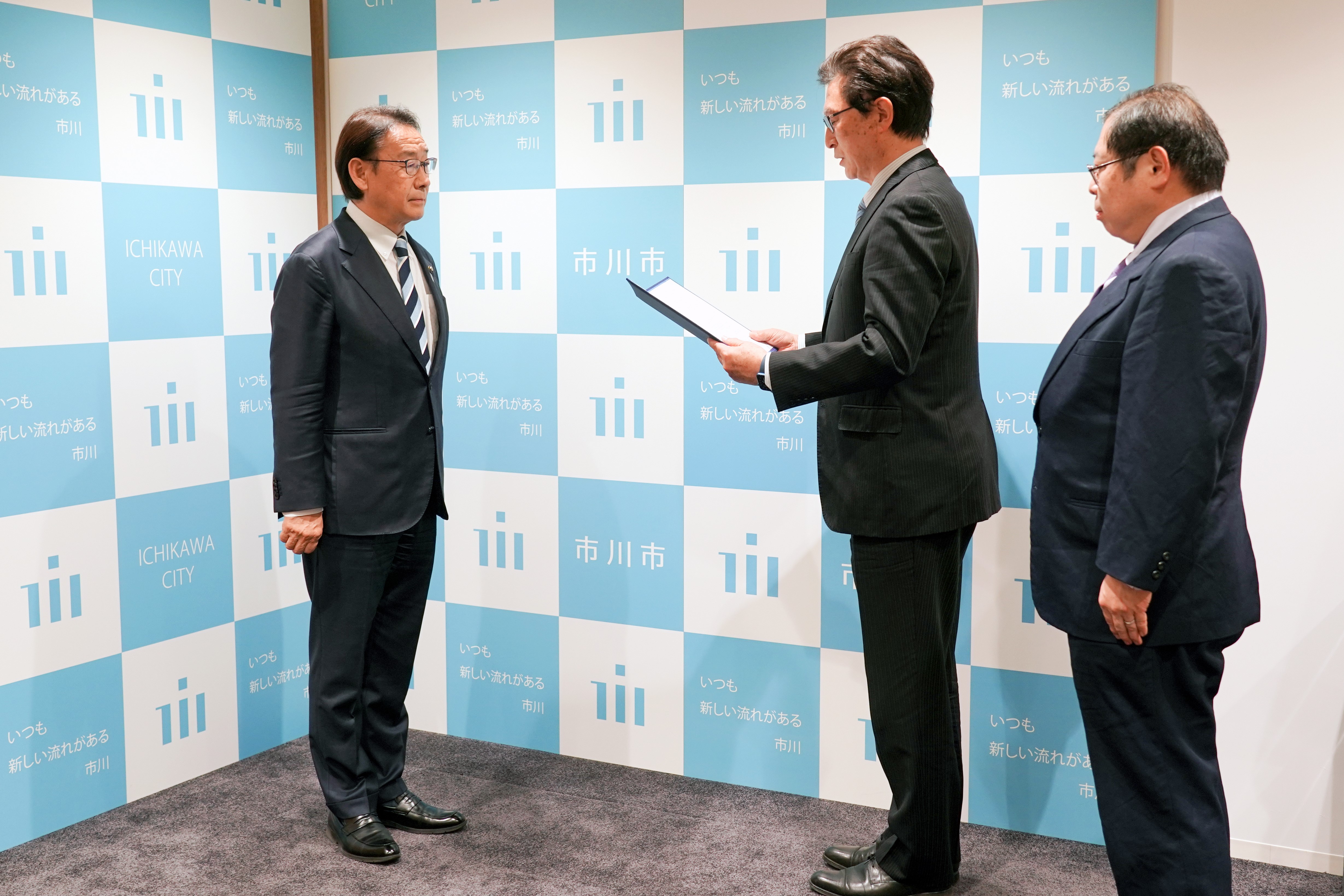 市川市総合計画審議会会長・副会長より市川市長へ答申を手交する写真