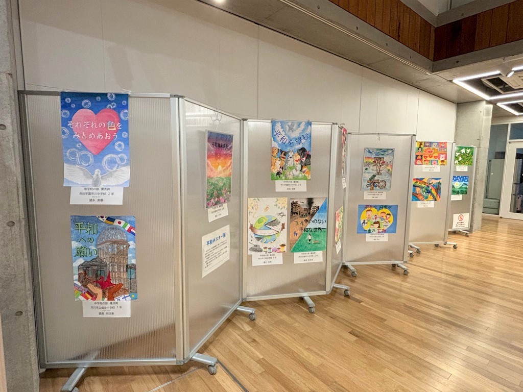 写真：ポスターが展示されている様子