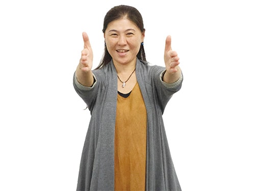 画像：[2]勢いよく前に突き出す