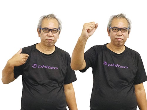 画像：[2]右胸にスライドし、拳を握る