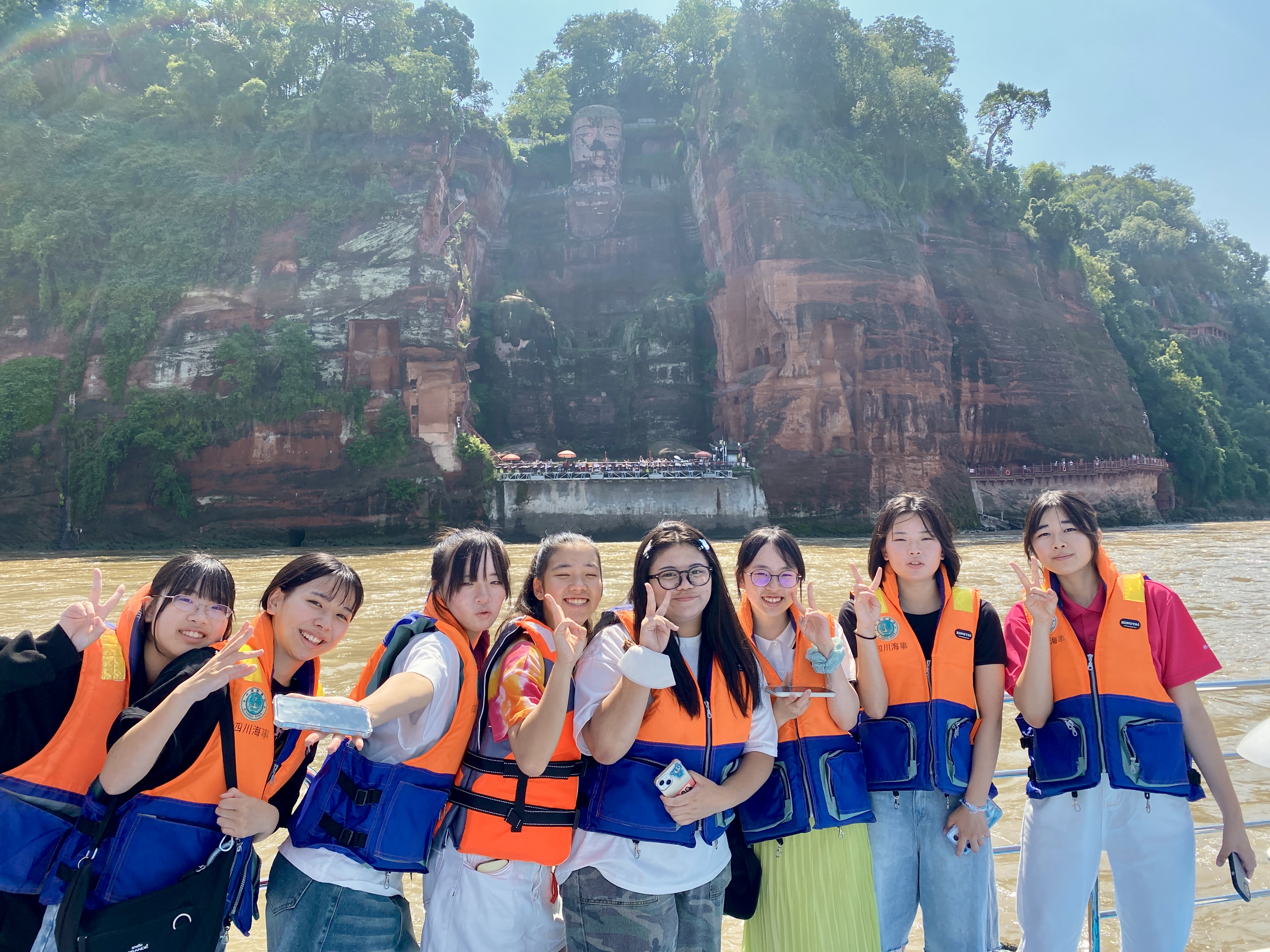 楽山大仏を背に