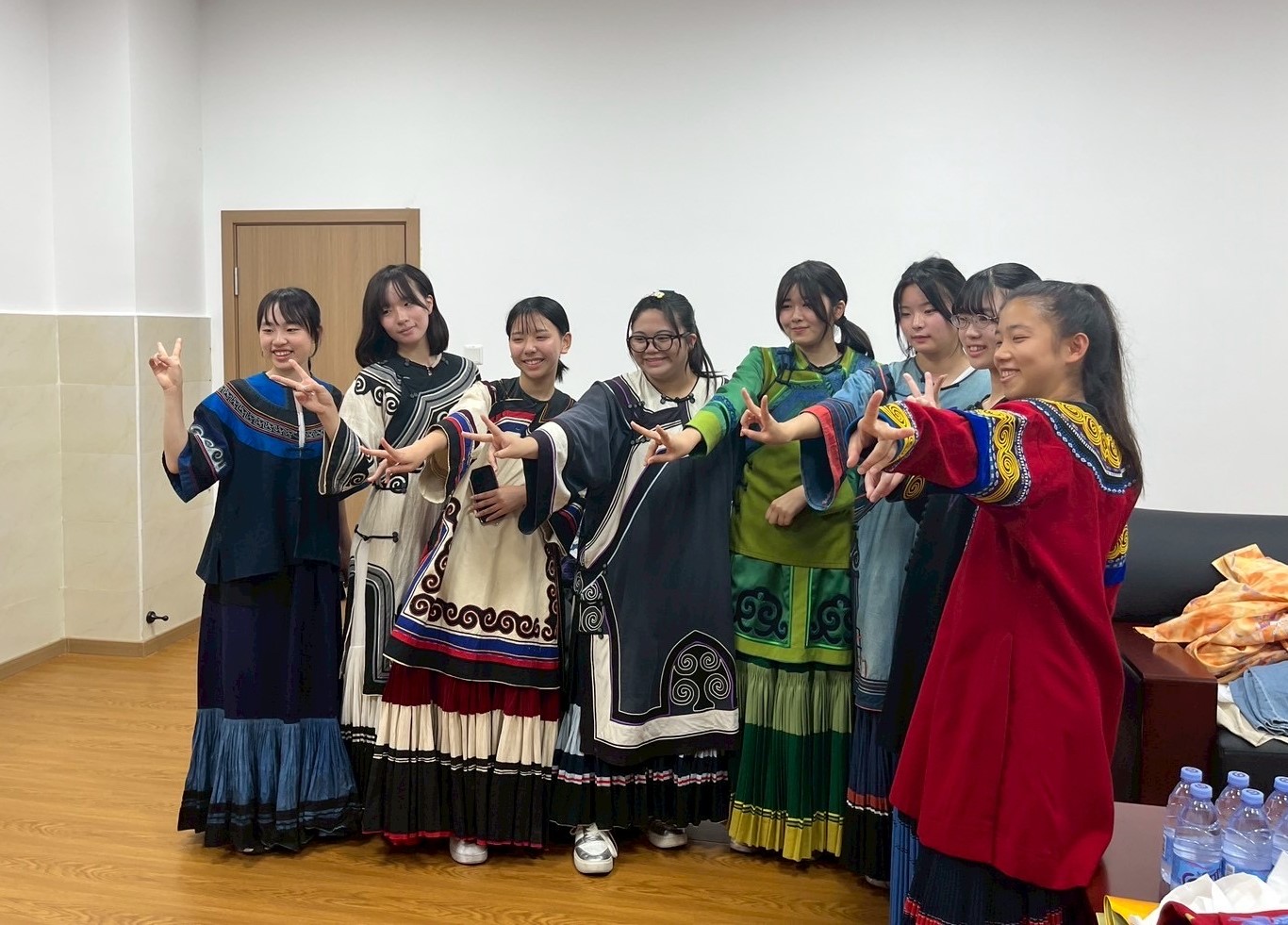 馬辺中学校で民族衣装体験