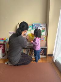 親子で絵本を選ぶ様子