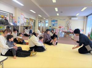 絵本読み語りに参加している様子