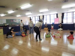 南八幡こども館　親子であそぶ様子