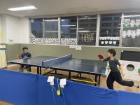 卓球をする様子