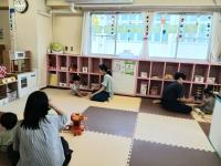 親子で遊んでいる様子