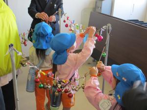 写真：飾りつけの様子（築葉根幼稚園1）