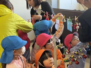 写真：飾りつけの様子（築葉根幼稚園2）