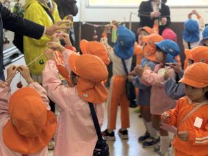 写真：飾りつけの様子（築葉根幼稚園3）