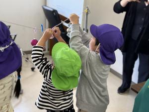 写真：飾りつけの様子（雲母保育園1）