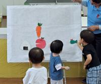 パネルシアターを行うこども達の様子