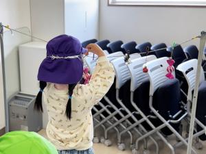 写真：飾りつけの様子（雲母保育園2）