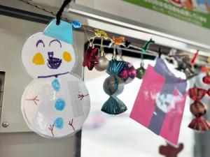 写真：飾りつけの様子（雲母保育園6）