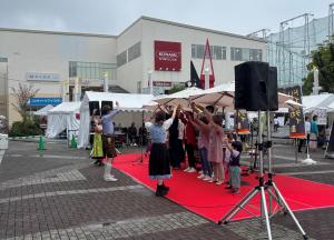 写真：参加型演奏を楽しむ人々