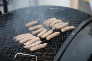 写真：調理中のソーセージ