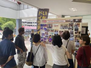 写真：展示写真を見る人々