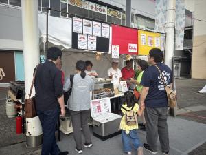 写真：商品を買い求める客