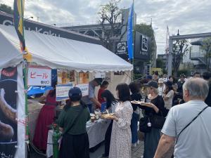 写真：商品を買い求める客