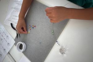 写真：インテリアアクセサリー作成の様子