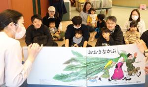 絵本の読み聞かせ
